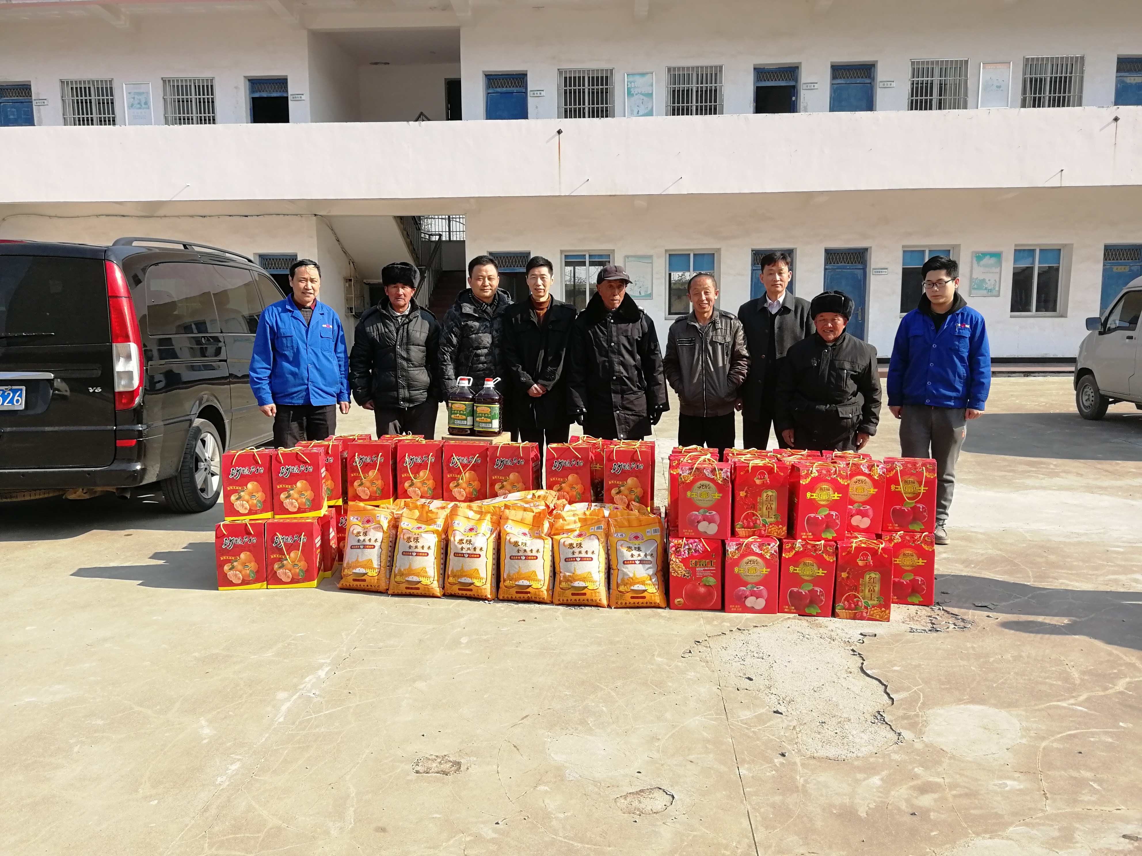 我司總經(jīng)理慰問老峰敬老院老人