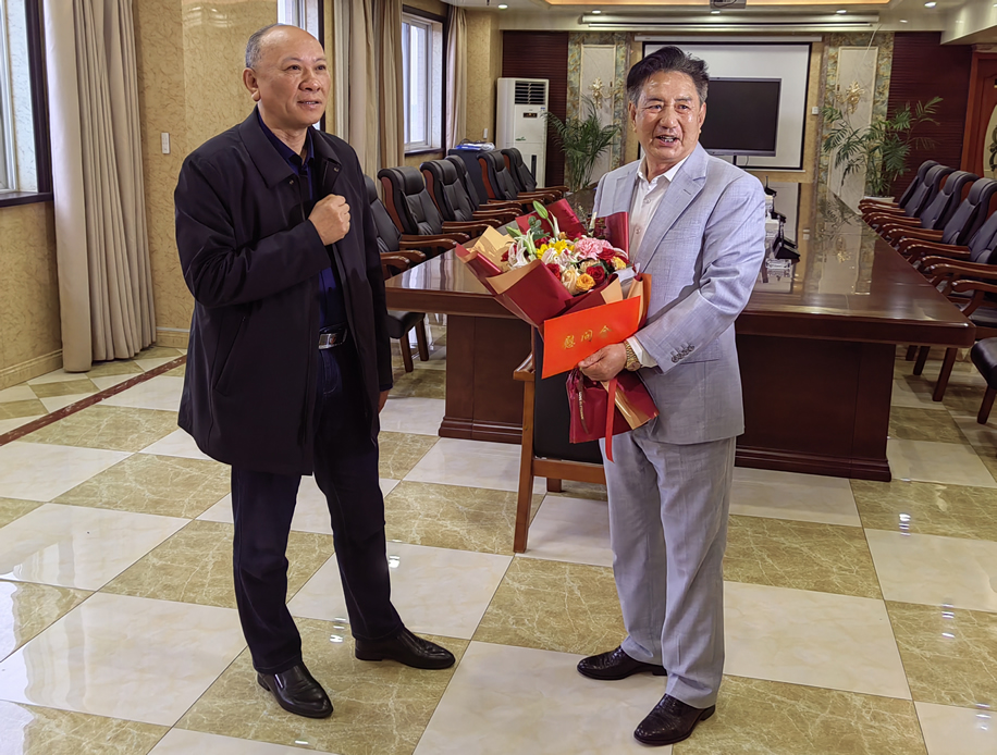 安慶市總工會(huì)主席劉克勝慰問我司董事長全國勞模焦發(fā)兆